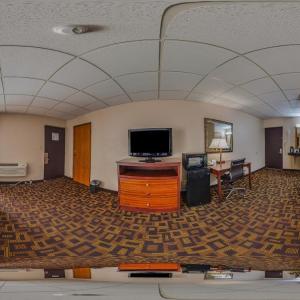 Accessible Queen Room with 2 Queen Beds/Tub - Non Smoking