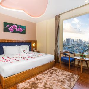 Deluxe King Room with Partial Sea View