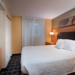 One-Bedroom Queen Suite with Sofa Bed and Adapted Tub - Mobility and Hearing Accessible