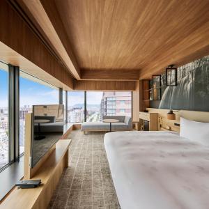 Corner King Room with River View - Sky Floor