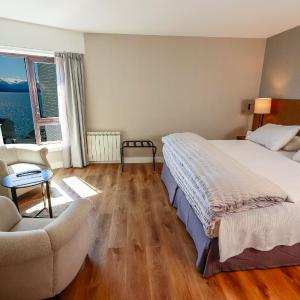 Superior Guest room with 1 King, Partial lake view