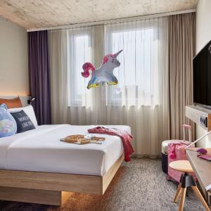 Moxy Queen Room 