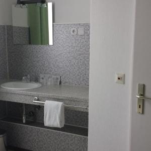 Single Room with Queen-size Bed