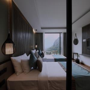 Deluxe Twin Room with Ella Rock View