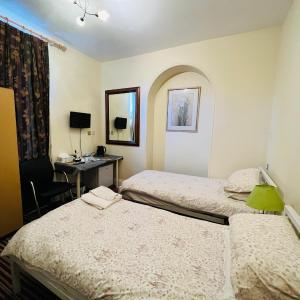 Twin Room with Shower