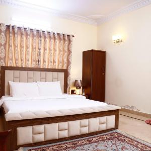 Deluxe Double Room (2 Adults + 1 Child)