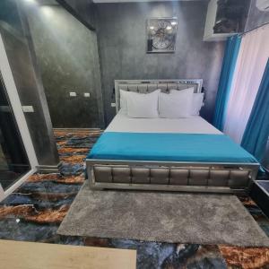 Room 14 The poet's room with bathtub and kitchenette, 1 car parking space