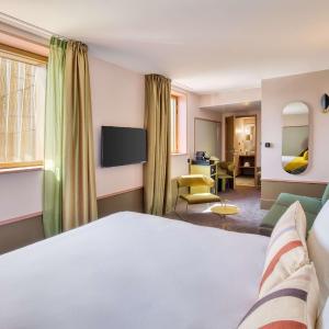Junior Queen Suite