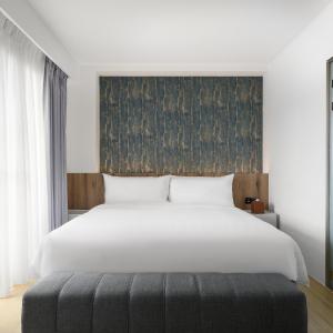 Deluxe Double Room with Balcony and Bathtub