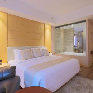 One-Bedroom Executive King Suite with Bath Tub - Non-Smoking