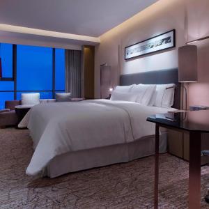 Westin Club King, Club level, Guest room, 1 King, City view
