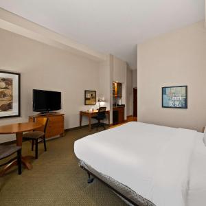 King Room with Roll-In Shower and Kitchenette - Disability Access/Non-Smoking