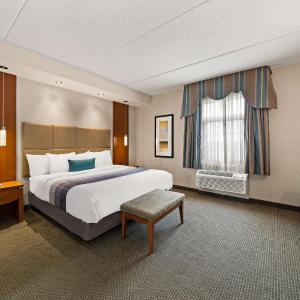 King Suite with Living Room - Non-Smoking