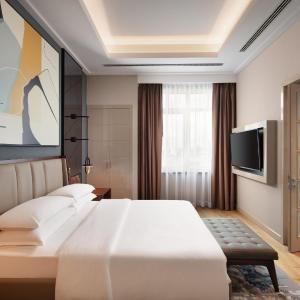 Executive Suite with Panoramic City View - Lounge Access
