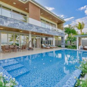 Villa with Garden View