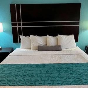 King Room with Bathtub - Mobility/Hearing Accessible