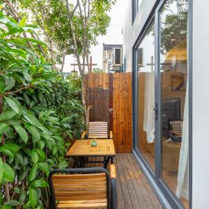 Family Room with Garden View