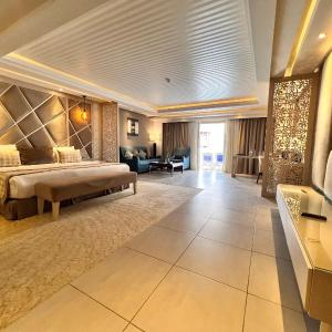 Swim Up Suite