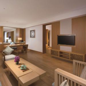One-Bedroom King Suite with Garden View