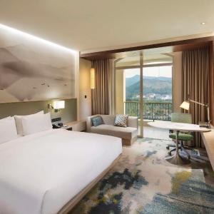 Deluxe King room with River View and Balcony