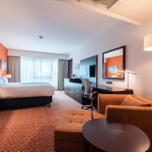 King Room with Roll-In Shower - Mobility Access