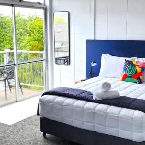 Queen Studio & Ensuite Bathroom
