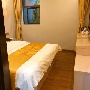 Standard Queen Room A
