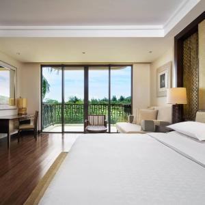 Guest room, 1 King, Low floor, Balcony