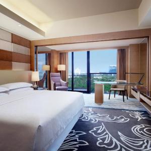 Deluxe King City View, Guest room, 1 King, City view