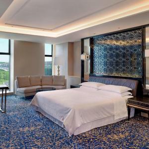 Grand Deluxe Suite, Club level, 1 Bedroom Larger Suite