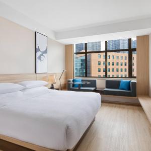 Premier Guest room with 1 King bed, City view