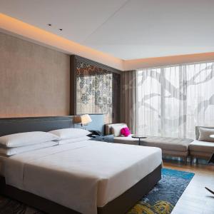 Deluxe Guest Room with King Bed