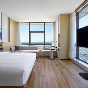 Executive lounge access, Guest room, 1 King, Sofa bed