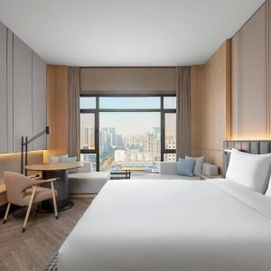 Deluxe, Guest room, 1 King, City view