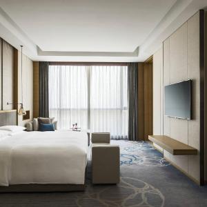 Suite with Lake View