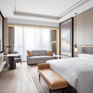Club lounge access, Guest room, 1 King, City view