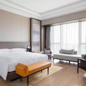 Club lounge access, Presidential Suite, 1 King, City view