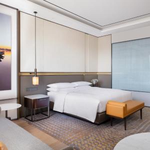 Club lounge access, Suite, 1 King, City view