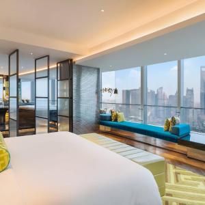 One-Bedroom King Suite with Pearl Tower View