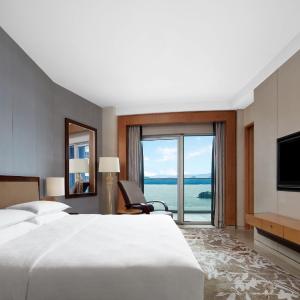 King Suite with Lake View - Club Lounge Access