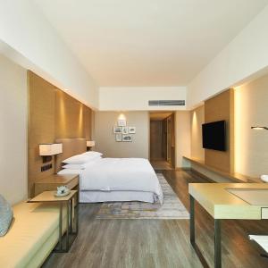 Executive level, Guest room, 1 King, City view