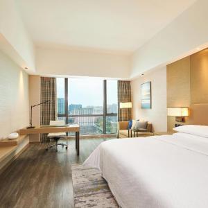 Executive level, Guest room, 1 King, River view