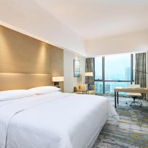 Deluxe Guest Room, 1 King, City View