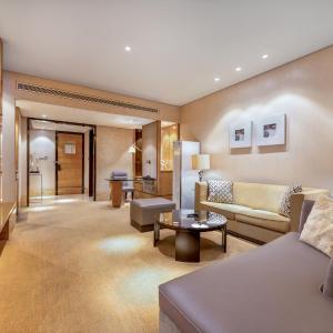 Club level, 1 Bedroom Executive Suite, 1 King, Sofa bed