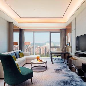 Executive Deluxe Suite, Club Lounge Access