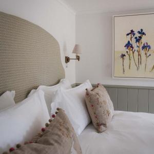 The Cob - Double deluxe room with shower over bath 