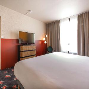 Queen Suite with Sofa Bed