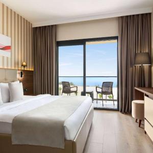 Standard Queen Room with Garden and Sea View - Non-Smoking