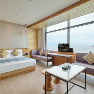 Family Room with Sea View