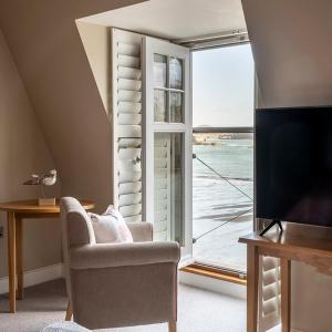 Deluxe Double Room with Side Sea View
